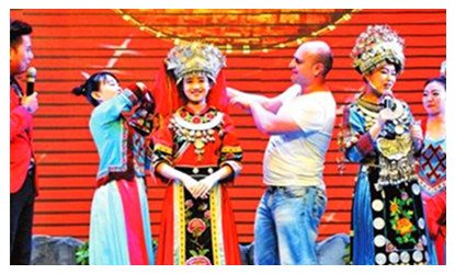 Tourist from Ukraine likes Zhangjiajie Tujia Culture