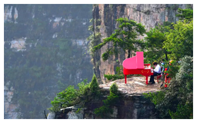 Play piano in the scenic area of Wulingyuan