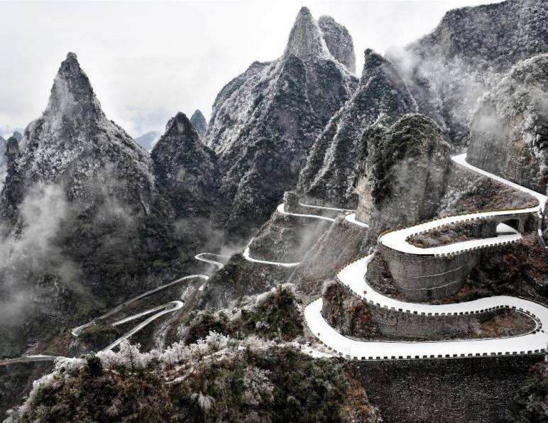 Spectacular view of Mount Tianmen after snowfall